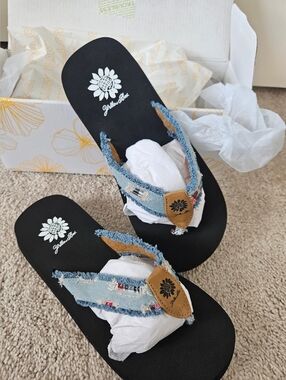 New In Box Yellow Box Yellow Box Faris, Lt. Blue Flip Flop Sizes 7 / 7.5 / 8